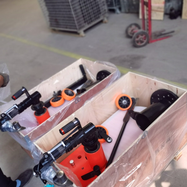 電動(dòng)扒胎機(jī)雖然移動(dòng)不變但是受